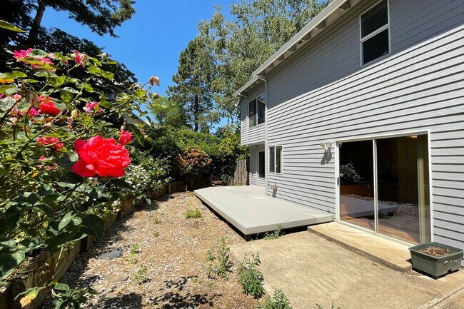 Building Photo - Gorgeous Beaverton home available with att...