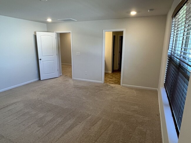 Building Photo - Spacious 5 Bed home in East Charlotte