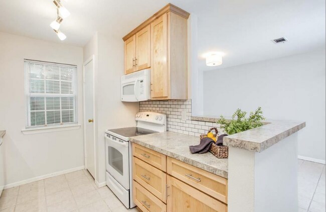 Building Photo - 808 Kalanchoe Ct