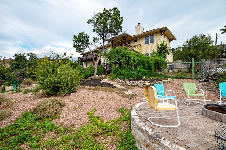 Garden area and Firepit - 500 Sinclair Dr
