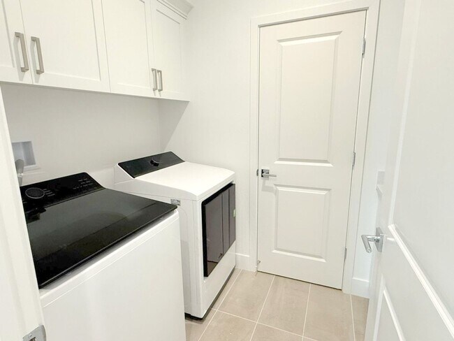 Building Photo - Newly Built ! Be The First To Live Here ! Modern Detached Home In New City Village !