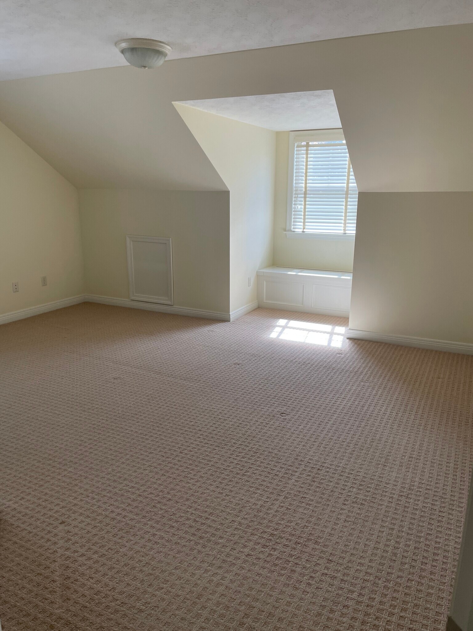 Building Photo - 4217 Village Club Dr