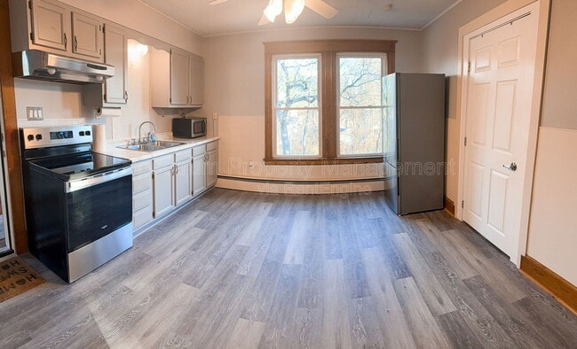 Building Photo - 584 Pleasant St