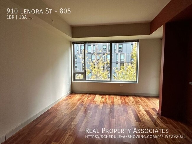 Building Photo - 910 Lenora St