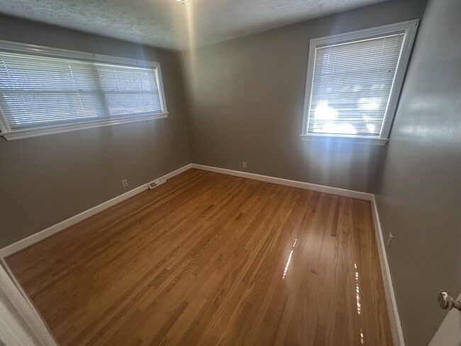 Building Photo - 150 Bernard Ct