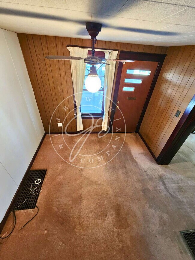 Building Photo - Section 8 and all programs welcome! 4 bed ...