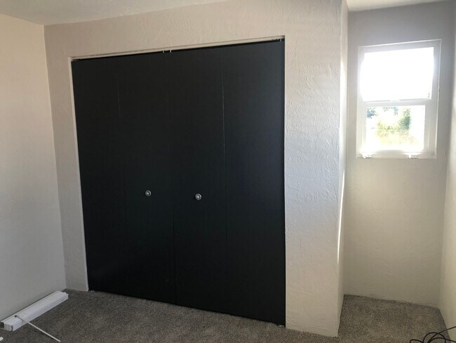 Building Photo - Updated 2 bedroom 1.5 bathroom duplex!