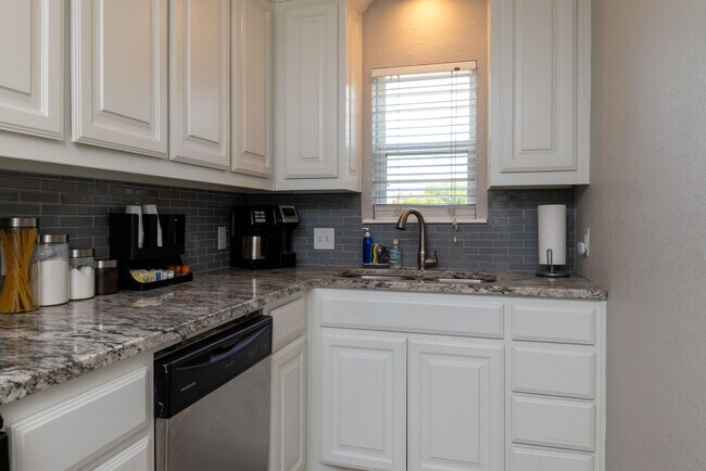 Building Photo - 2213 Park Hill Dr
