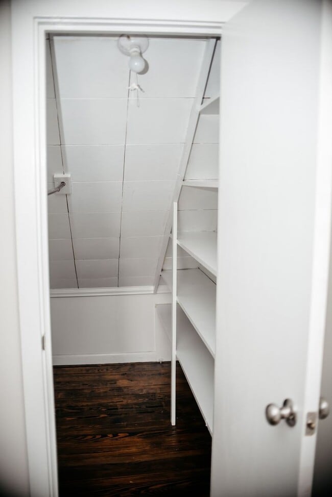 Building Photo - 870 E Main St