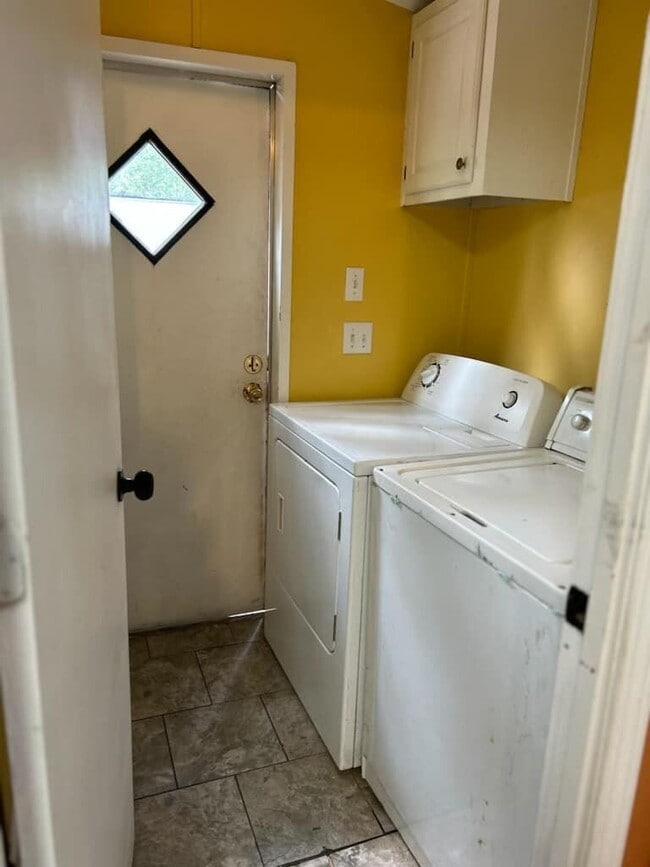 Building Photo - 732 Paradise Island Dr