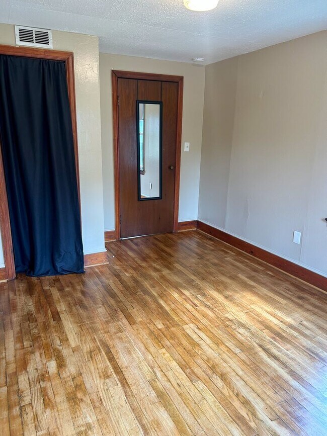 Building Photo - Convenience !!