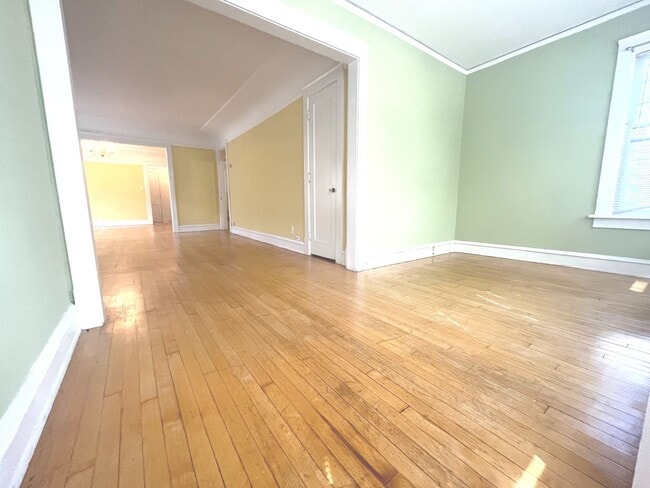 Building Photo - 2533 N Lake Dr