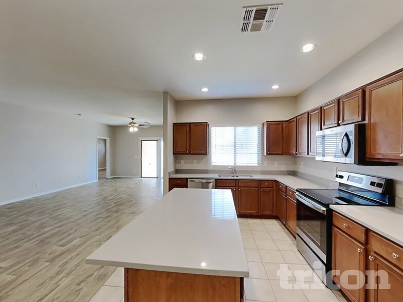 Building Photo - 5010 W Fawn Dr
