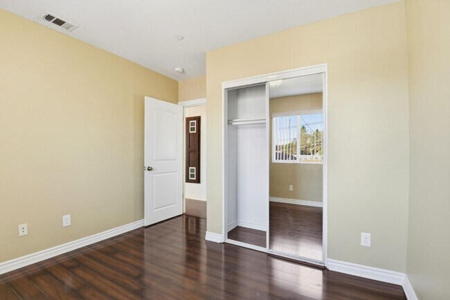 Building Photo - 1614 W 39th Pl