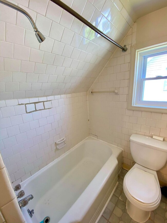 Building Photo - For Rent: Spacious Comfort at Ridgecroft Rd