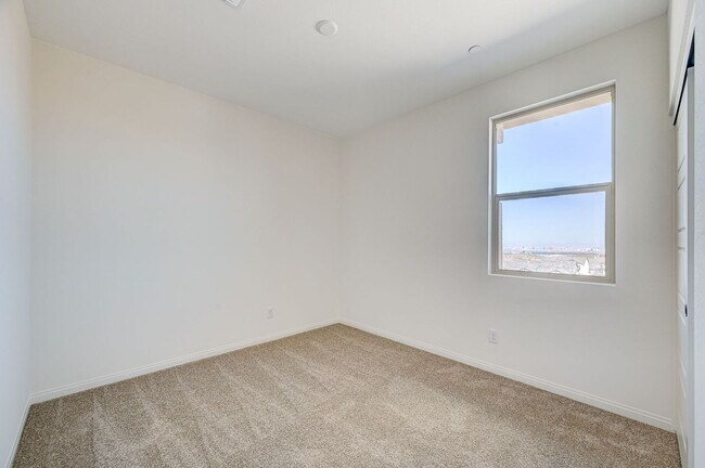 Building Photo - Stunning Summerlin townhome! 2 car garage!