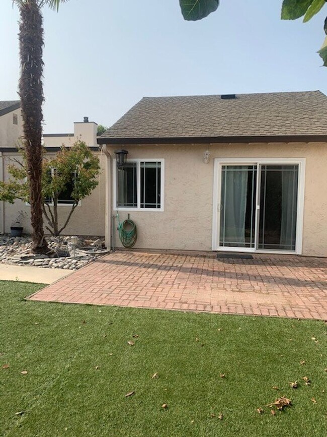 Building Photo - Great 3 Bedroom Townhouse!