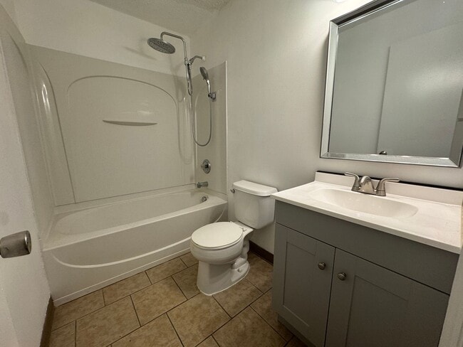 Building Photo - Move-in Ready!