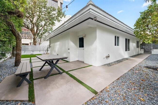 Building Photo - 126 Antiquera Ave