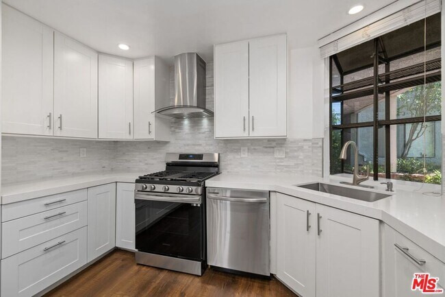Building Photo - 2031 S Bentley Ave