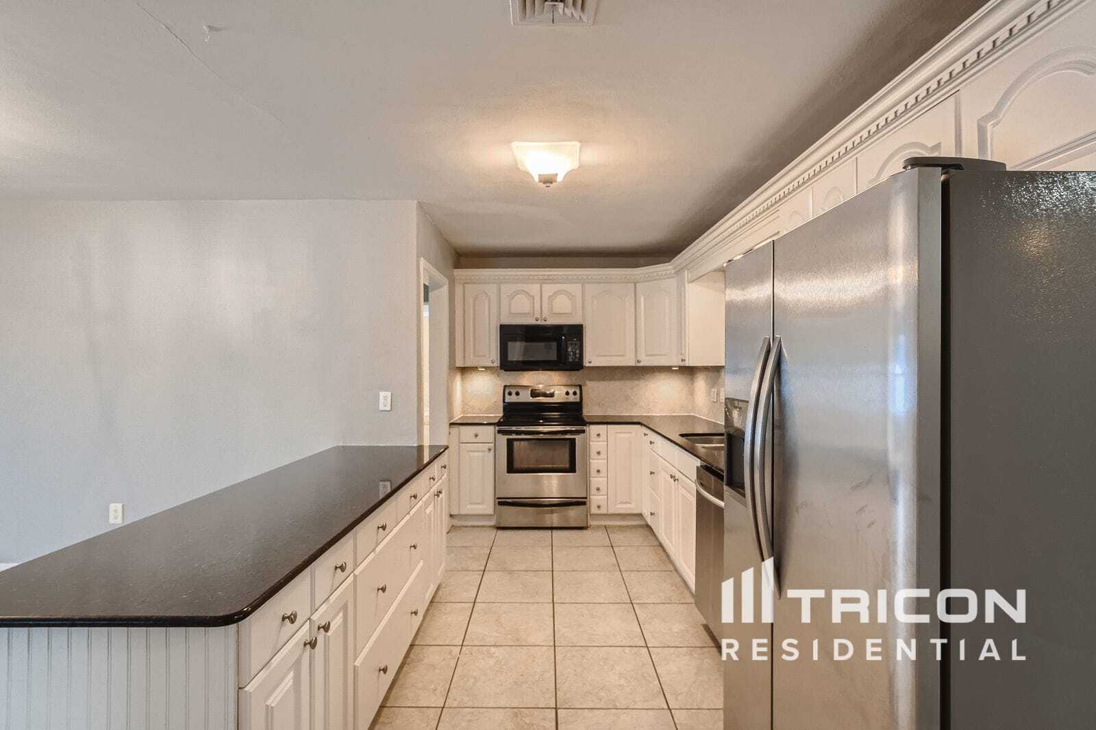 Building Photo - 1456 Lakeview Dr