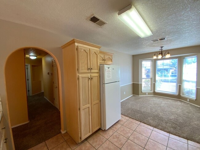 Building Photo - 3 Bedroom Single Story Home Near Unser Blv...