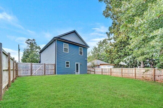 Building Photo - Walking distance to downtown Easley!