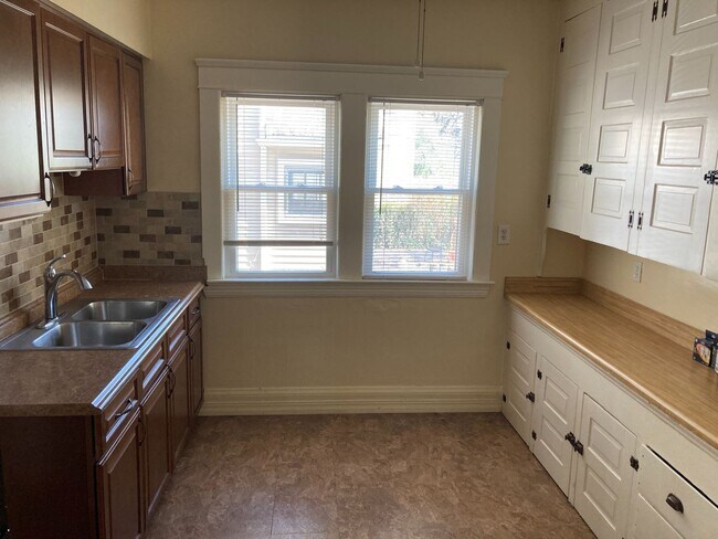 Building Photo - 1285 W 105th St