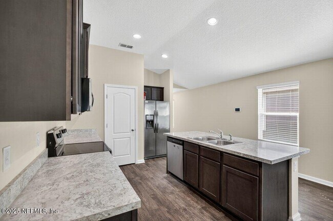 Building Photo - 8387 Cape Fox Dr