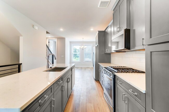 Building Photo - 3 Bedroom Townhome minutes from South End!