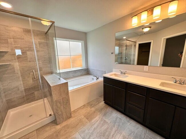 Building Photo - Nearly New 3-Bedroom Home in Hewitt, TX – Modern Living at Its Best