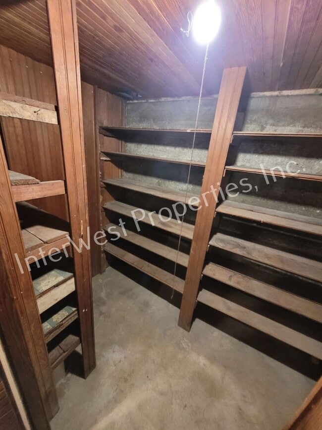 Building Photo - ADORABLE 2 BEDROOM HOUSE IN NORTH PORTLAND WITH LARGE BACK YARD & 2 CAR GARAGE!