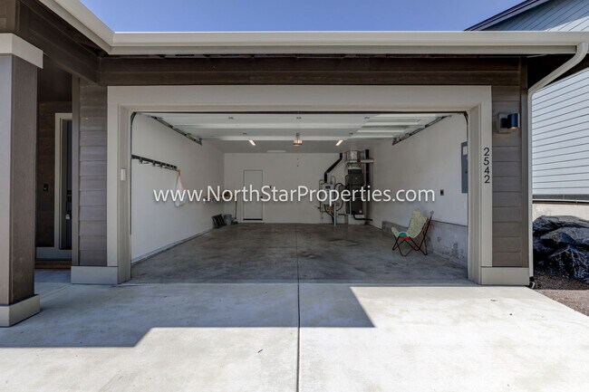 Building Photo - 2542 NW Marken St