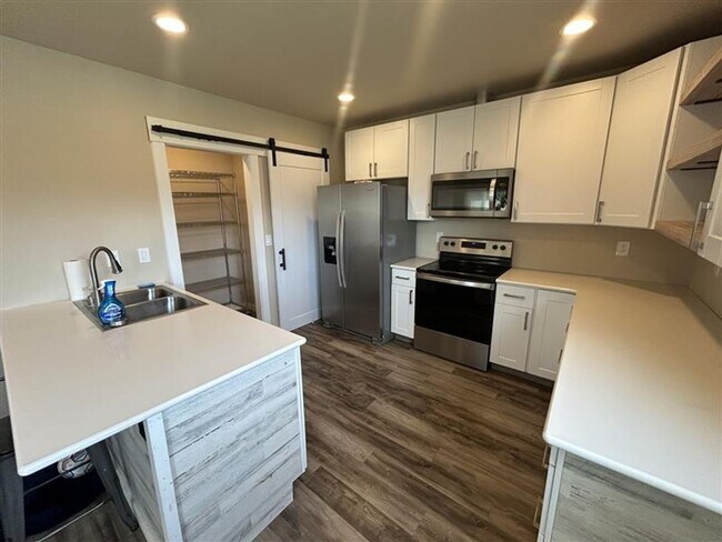 Building Photo - 211 Baker St