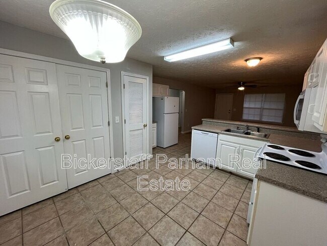 Building Photo - 6216 Crystal Dr