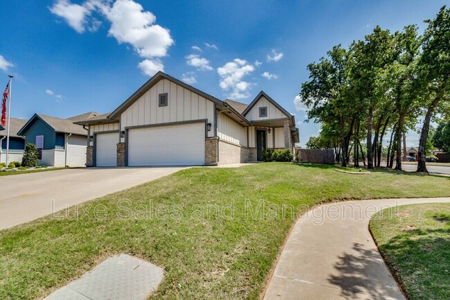 Building Photo - 2200 Alta Vista Ln