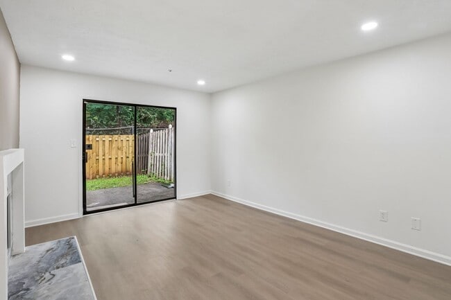 Building Photo - Newly Renovated 3BR/2BA Townhome!