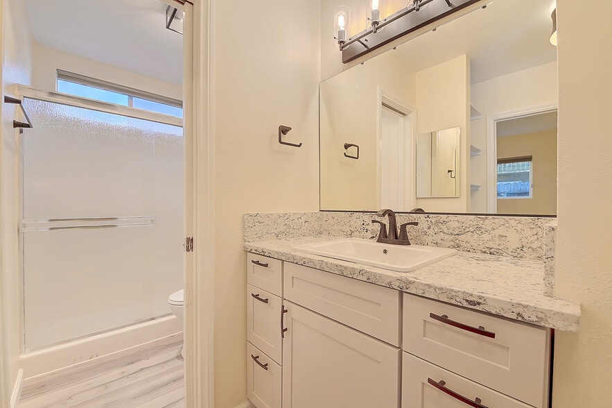 Masterbath 3 - 338 Orizaba Ave