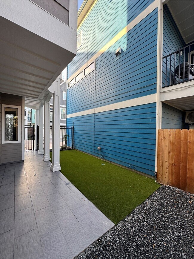 Building Photo - 1126 W 23rd St