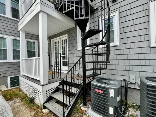 Building Photo - 62 Manet Rd