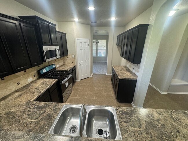 Building Photo - Must See Newly Updated 5/3.5 Home in Alamo...