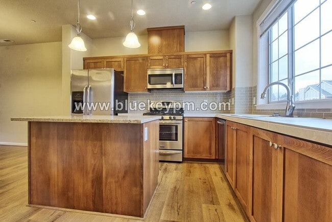 Building Photo - 2 Bed, 2.5 Baths Tri-Level Townhome with Open Office in Sherwood