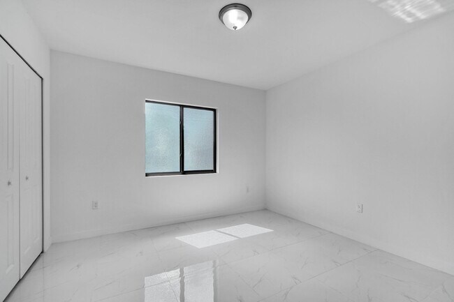 Building Photo - Goulds 4 Bed Triplex