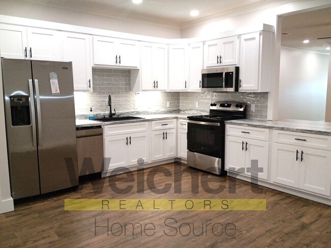 Building Photo - Stylish Downtown 1-Bedroom with Modern Updates