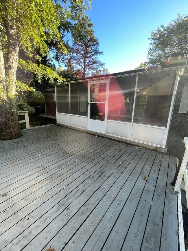 Building Photo - Beautiful Three Bedroom Home