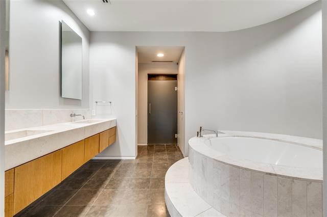 Building Photo - 2430 Victory Park Ln