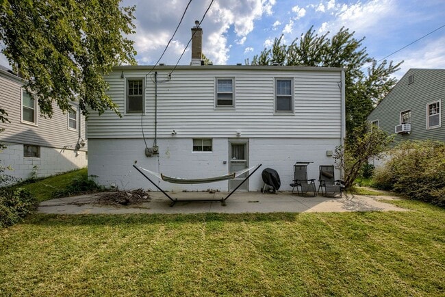 Building Photo - Charming 2 Bedroom With Spacious Living In...