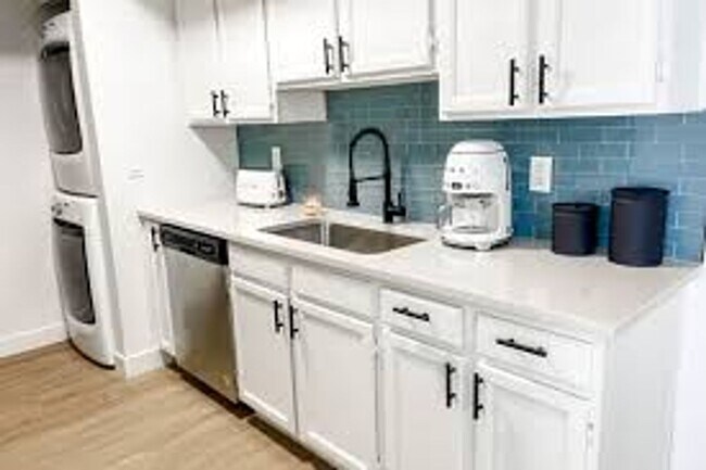 Building Photo - 1221 N 85th Pl