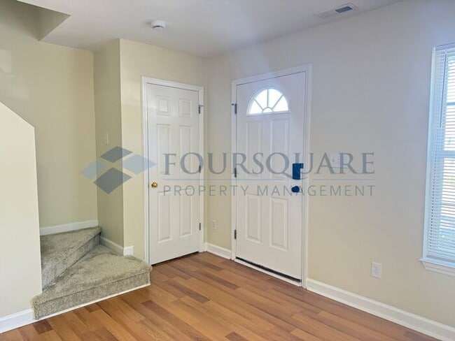 Building Photo - Inviting Townhome with En-Suite Secondary Bedroom, Back Patio & Community Pool – Raleigh Location