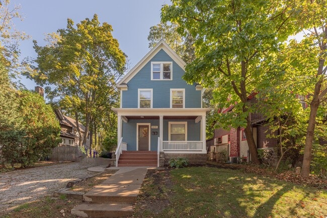 Primary Photo - 1031 S Forest Ave